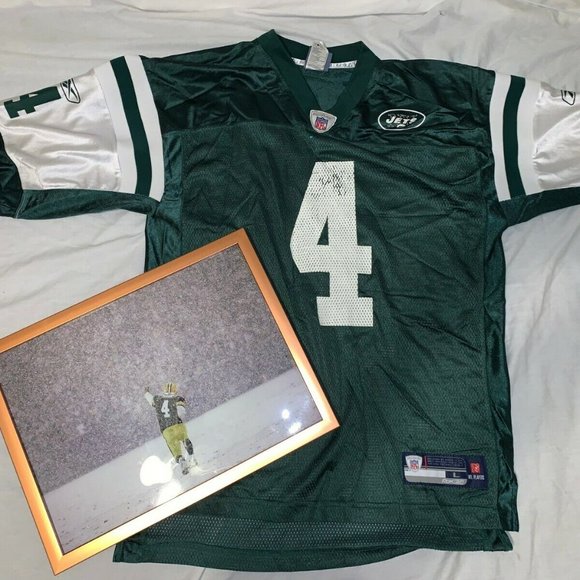 BRETT FAVRE 17X13 FRAMED PHOTO ON FIELD IN SNOW & LARGE JETS JERSEY KD 00880